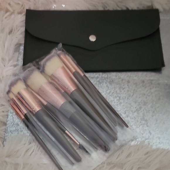 Source Unknown Other - Makeup Brush & Case